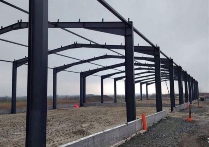 Vand hale metalice la oferta