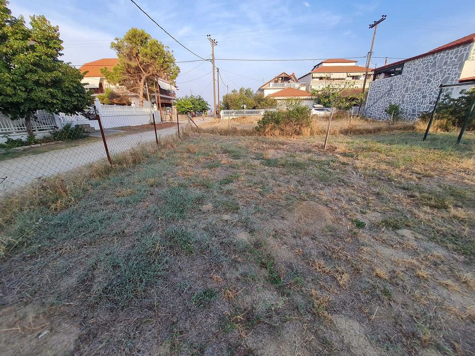 Продава се парцел в регулация 300 м2 в центъра на Неа Врасна, Гърция