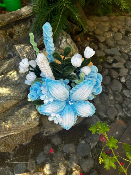 Aranjamente florale handmade din sârmă plușată