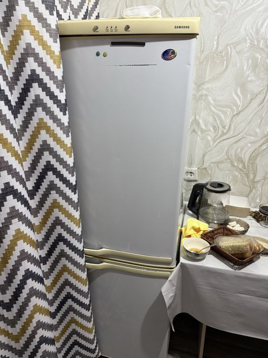 Холодильник,старый