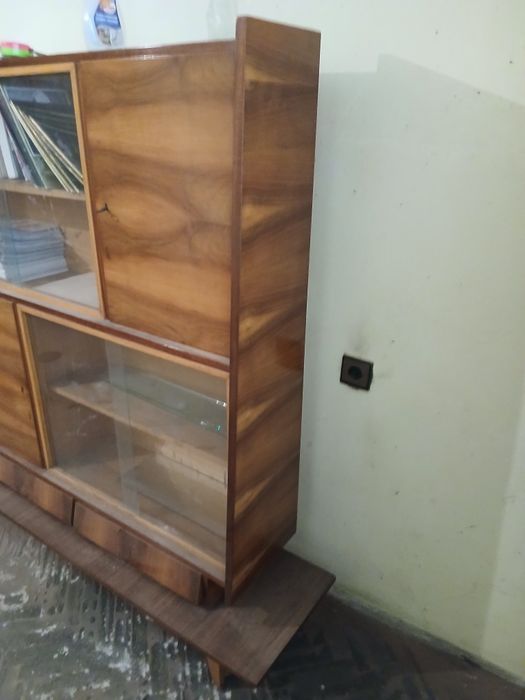 Продавам дървена витрина