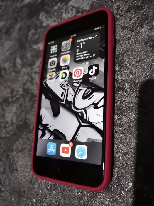 Айфон 7плюс 
Есть жизненные потертости. Дисплей целый.
Телефон в рабоч