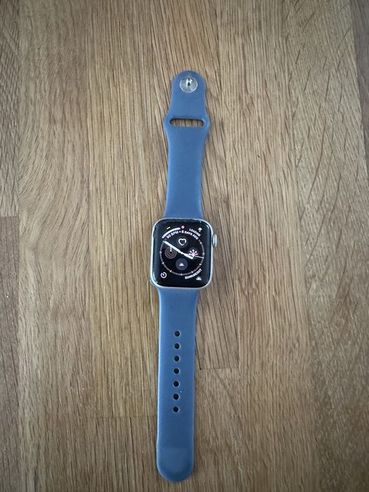 Продавам Apple Watch SE2 40mm Starlight