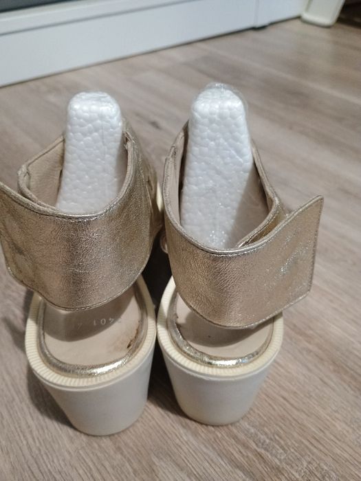 Продавам златни дамски кожени сандали.