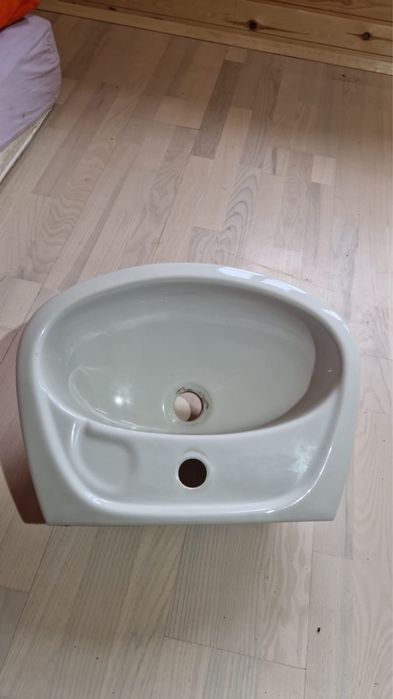 Chiuveta mica cu sapuniera integrata