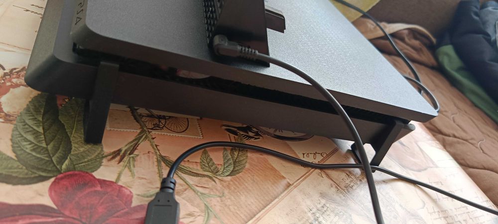 Продавам PS4Slim+16игри в отлично състояние към нея!