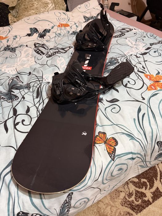 Vand placa snowboard DC Focus + legaturi 153 cm