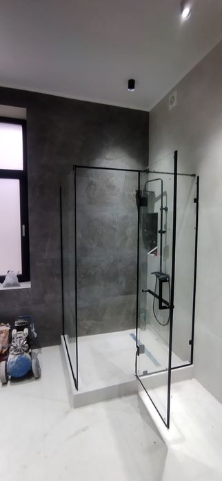 Стеклянные душевые перегородки