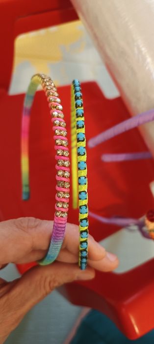 Diademe modele frumoase din plastic sau metal , pentru fetițe