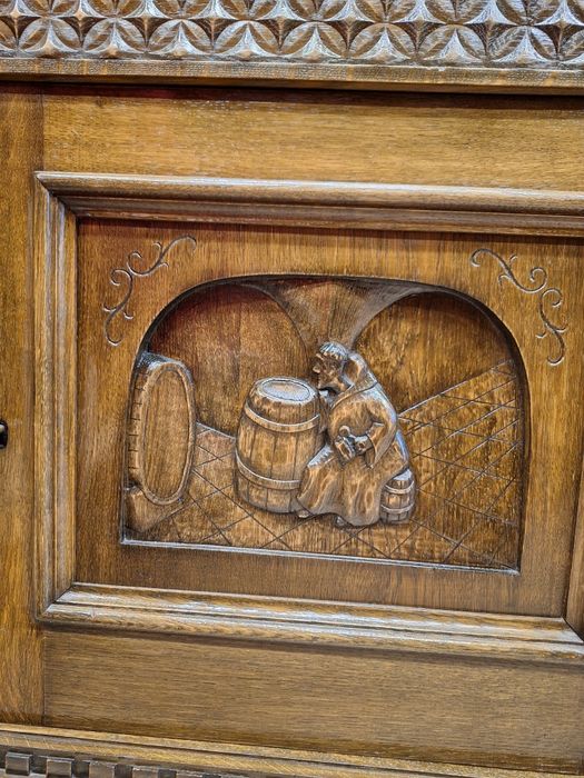 Винтидж ъглов шкаф с богата дърворезба