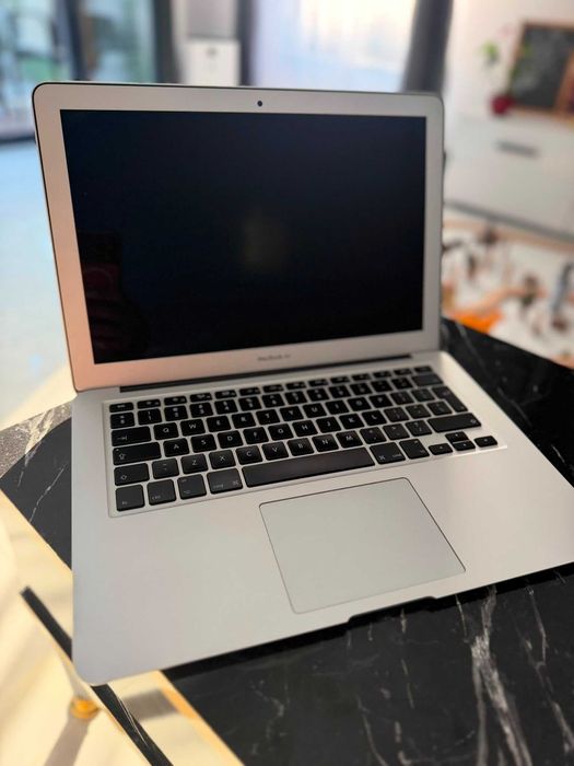 Vând MacBook Air 13