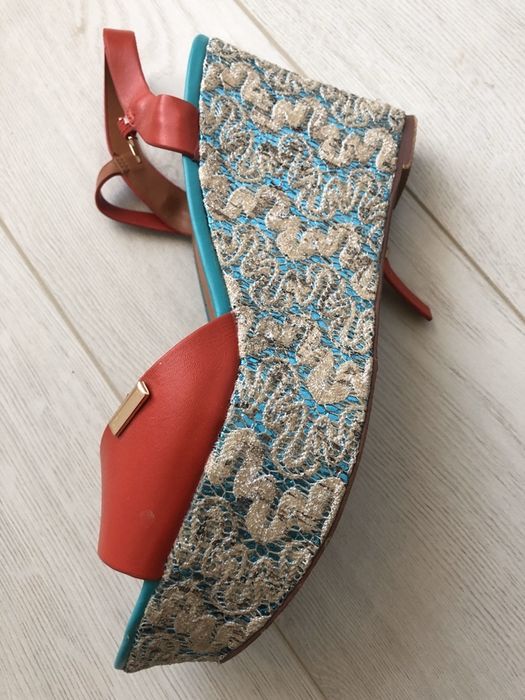 Продам босоножки