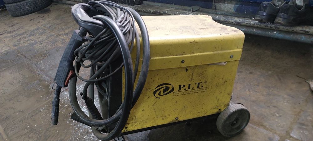 Полуавтомат сварка в рабочем состоянии.