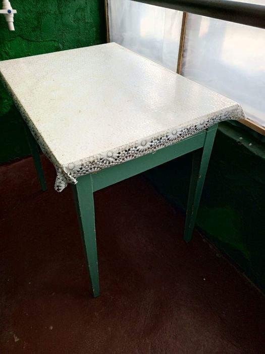 Продаю стол кухонный деревянный. Цена 5000 тысяч.