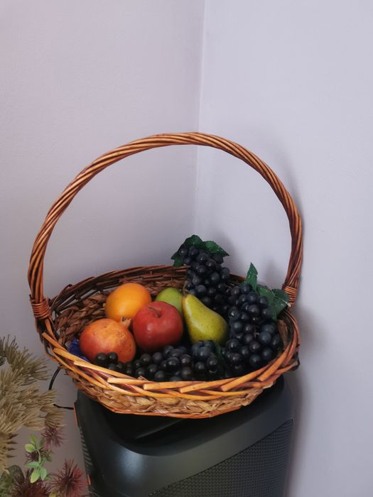 Продавам кошница с много красивиплодове