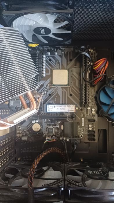 Vand Pc pe Componente Ryzen 5  Rami Corsair DDR4 16GB SSD NVME M2 1TB Carcasa Aqirys Canopus