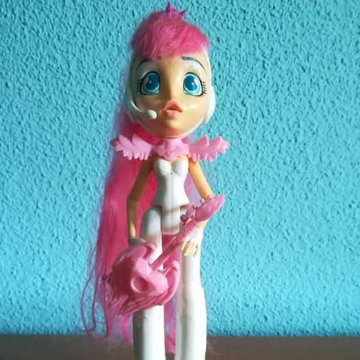 Papusa Roxette cu chitara si casti care canta si isi misca buzele