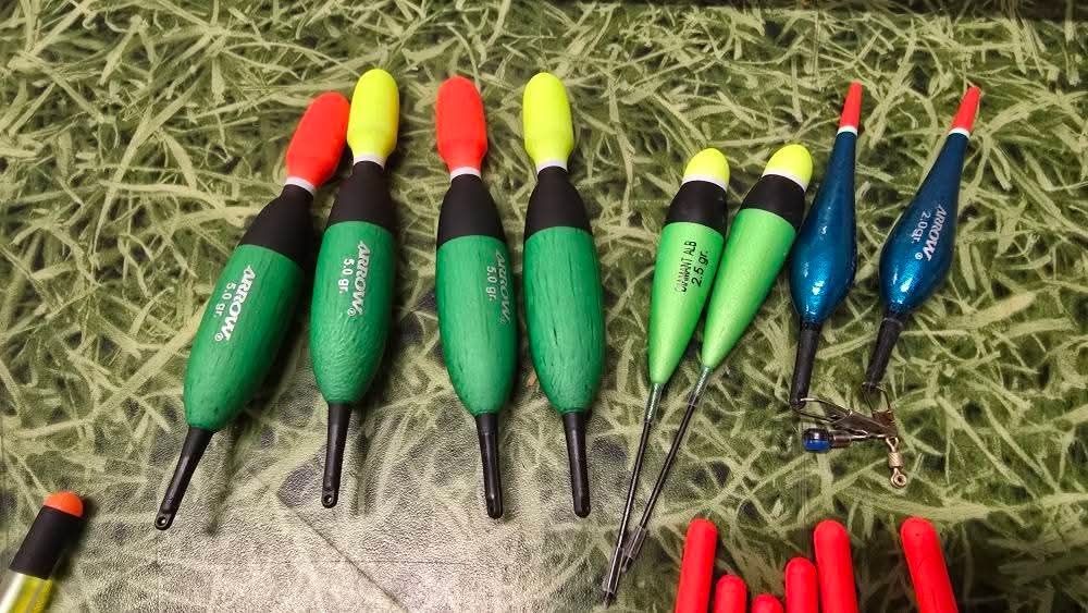 Pachet cu plute si carlige pescuit