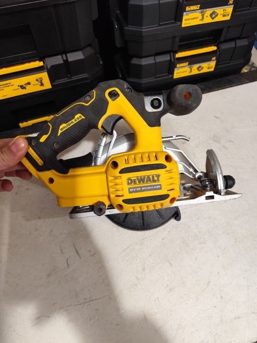 Акумулаторен безчетков ръчен циркуляр Девалт DeWALT DCS512