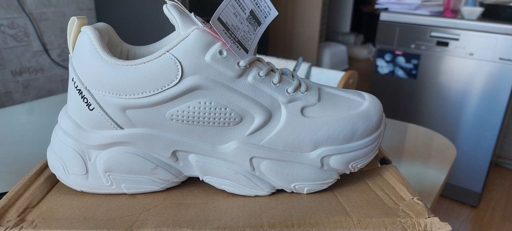 Кроссовки продам