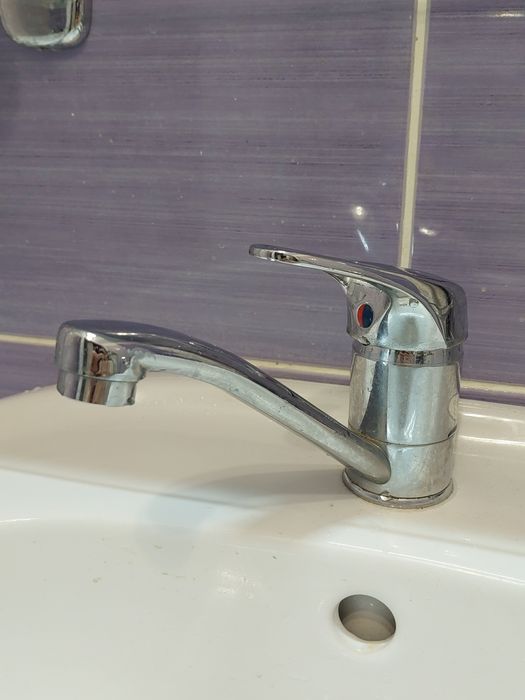 Lavoar ceramic cu picior si baterie