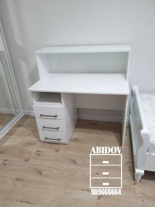 Универсальный стол для школьника. Есть в наличии.