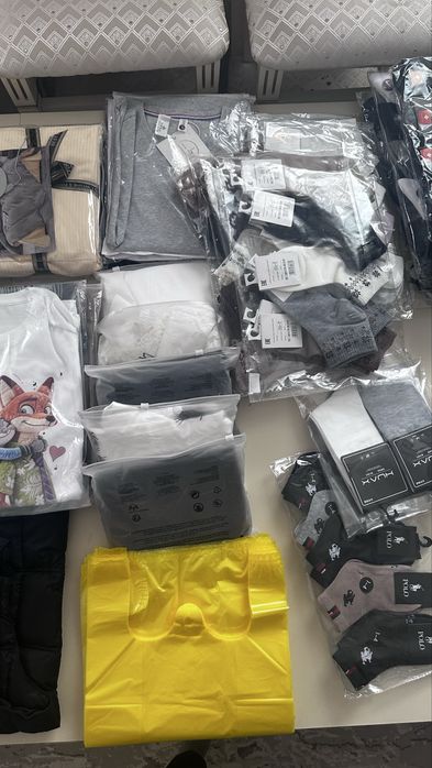 Разные товары для диван и одежда