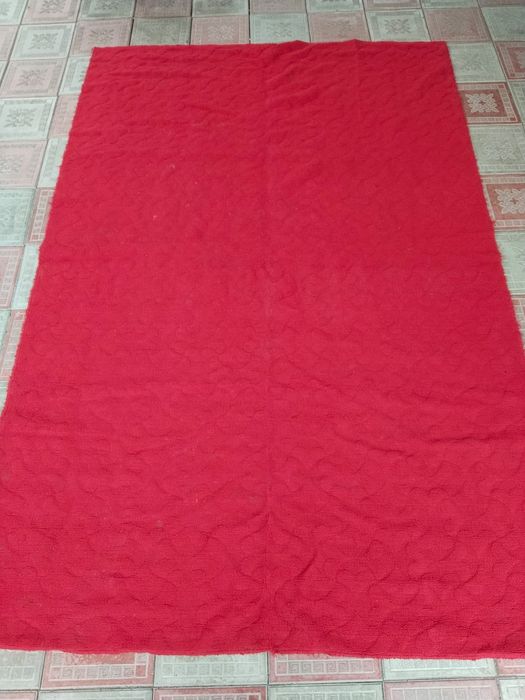 Продам ковёр красный