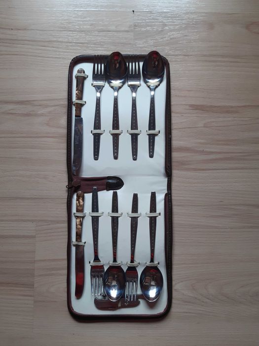 Комплект-вилици,лъжици и нож "ВТ" в стилен несесер,ретро