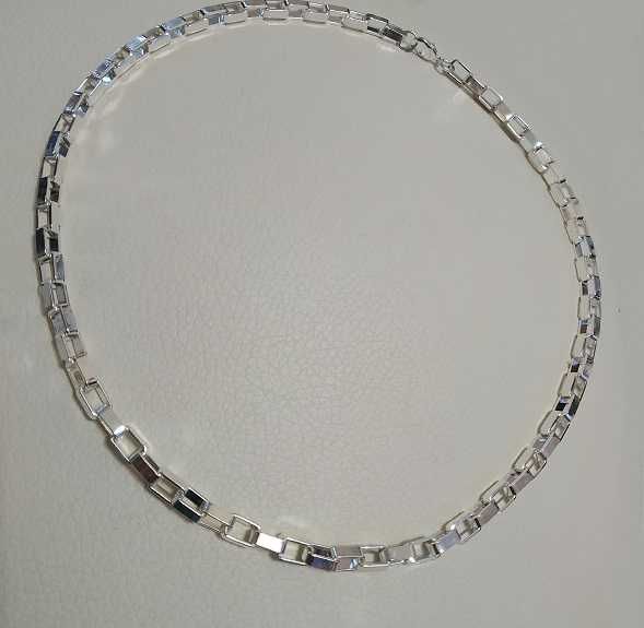 Нов, сребърен ланец. Класическа, верижна плекта. Дълъг,плътен.В кутия.