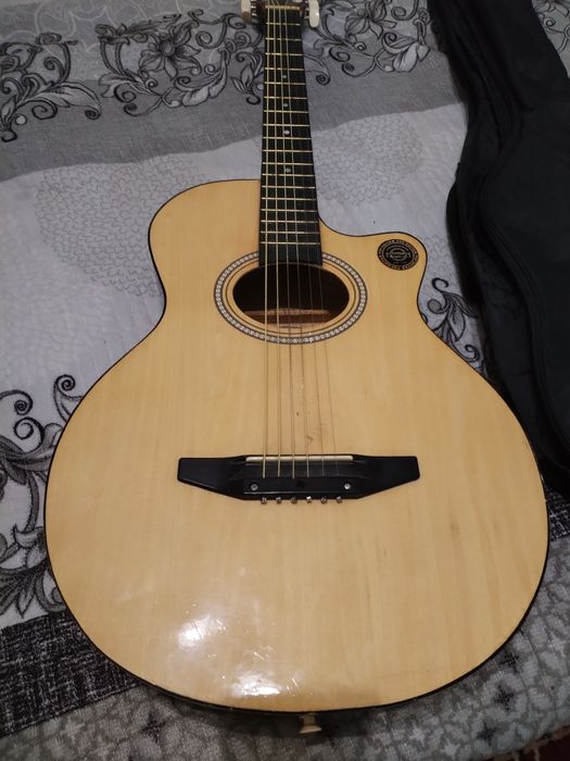 Продам гитару состояние хорошее