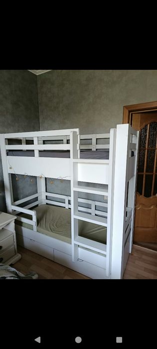 Двухъярусная кровать