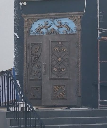 Металлический дверь