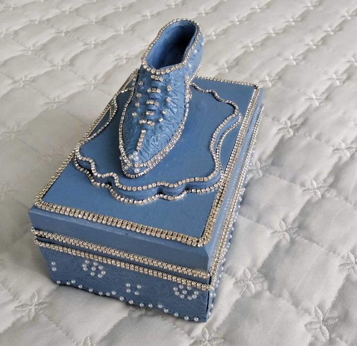 Кутийка за бижута с пантофка