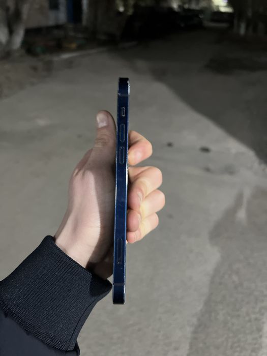 Продам Iphone 12