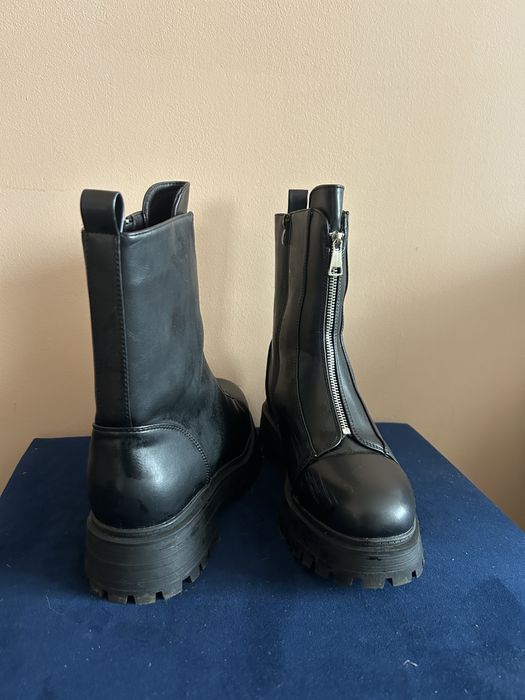 ABOUT YOU Къси ботуши 'Ilaria' в Черно