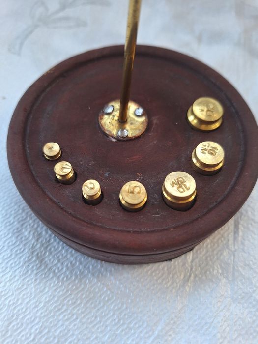 Везна от бронз със дървена основа