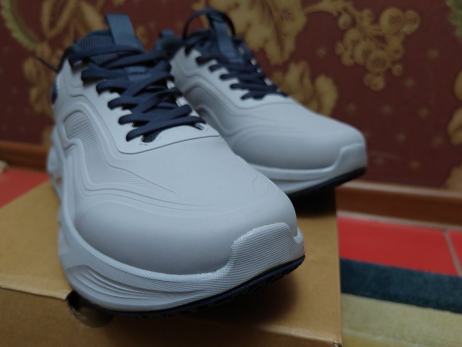 Продам новые кроссовки