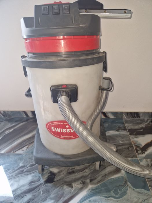 Vând aspirator umed uscat Swissvac CB90-3