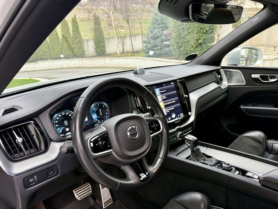 Volvo XC60 R Design D5 AWD Full Option! Garantie 12 Luni!