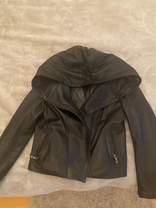 Vând geaca din piele naturală este forte mole aproape nou