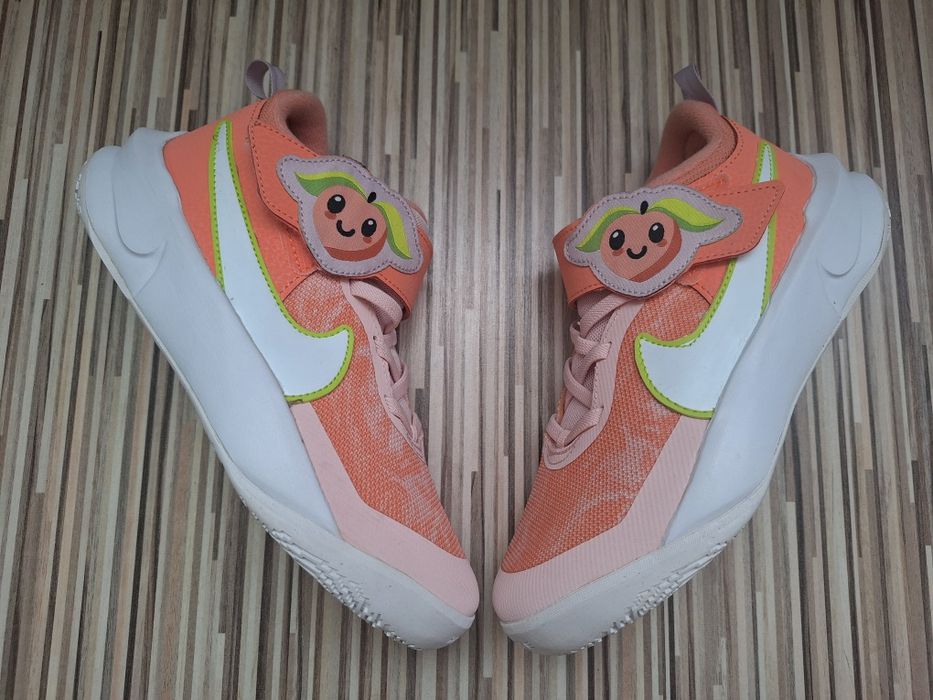 Adidași noi Nike marime 34 (uk2)