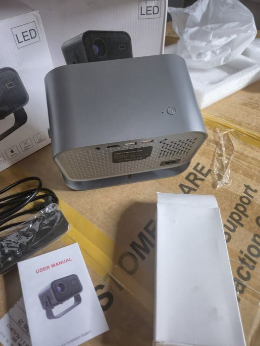 Промо Цена!Преносим Smart 4К Android WiFi Проектор с Ел.Focus 15000lumen + Подарък 72инчово платно