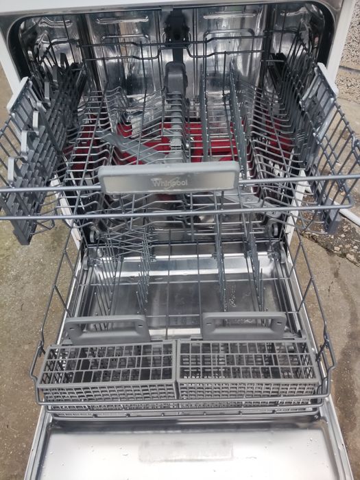 Свободно стояща съдомиялна WHIRLPOOL.