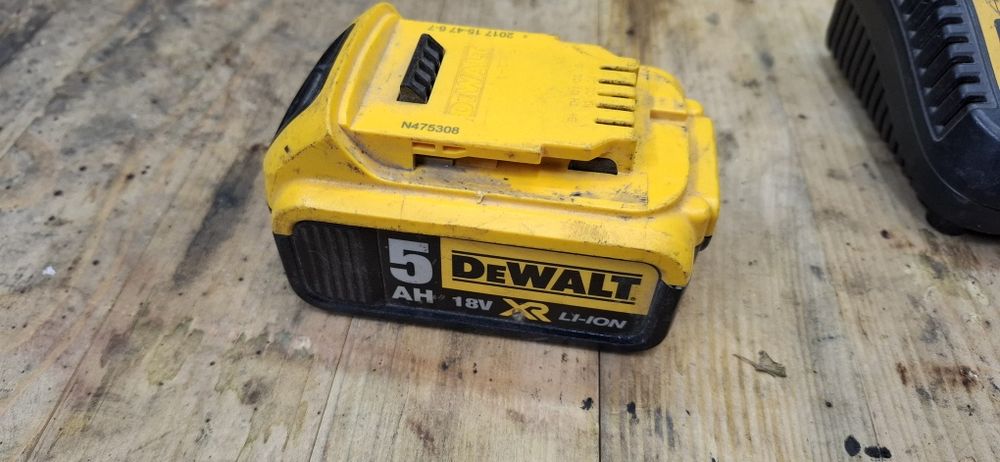 Батарея Dewalt с зарядным устройством.