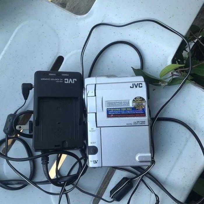 Видеокамера JVC DVM80
