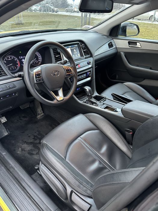 Hyundai sonata.       .