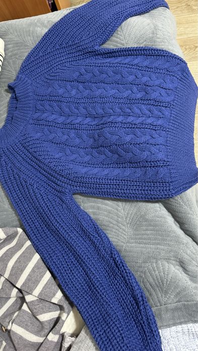 Кофта с открытыми плечами и синяя кофта