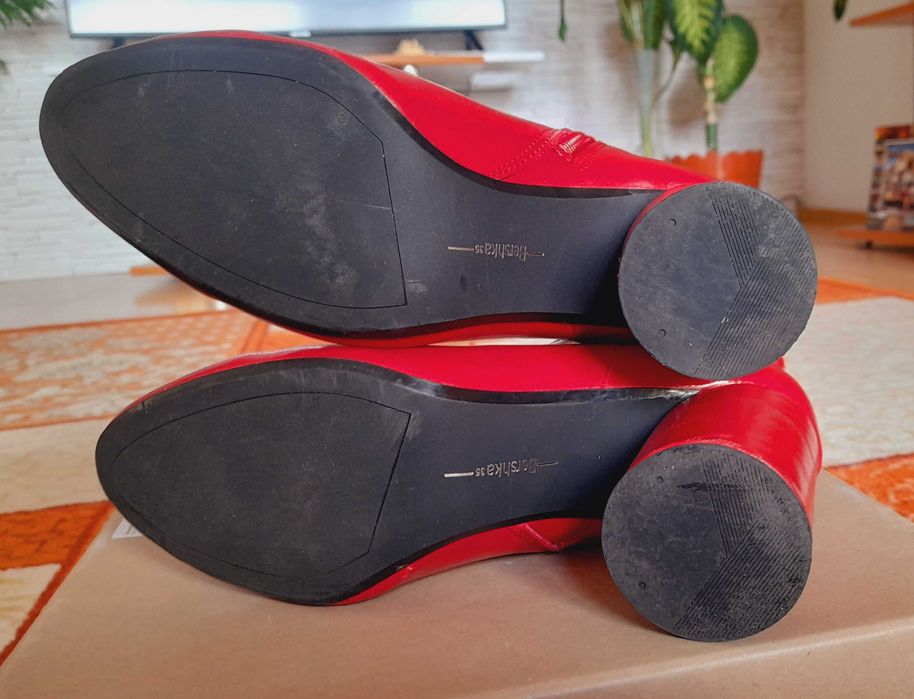 Ghete rosii, mar. 35, Bershka