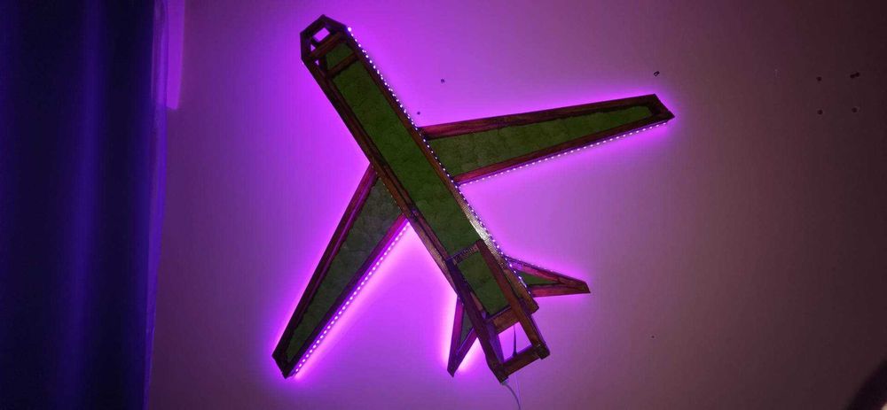 Decoratiune - Avion din lemn realizat manual cu licheni si led-uri rgb